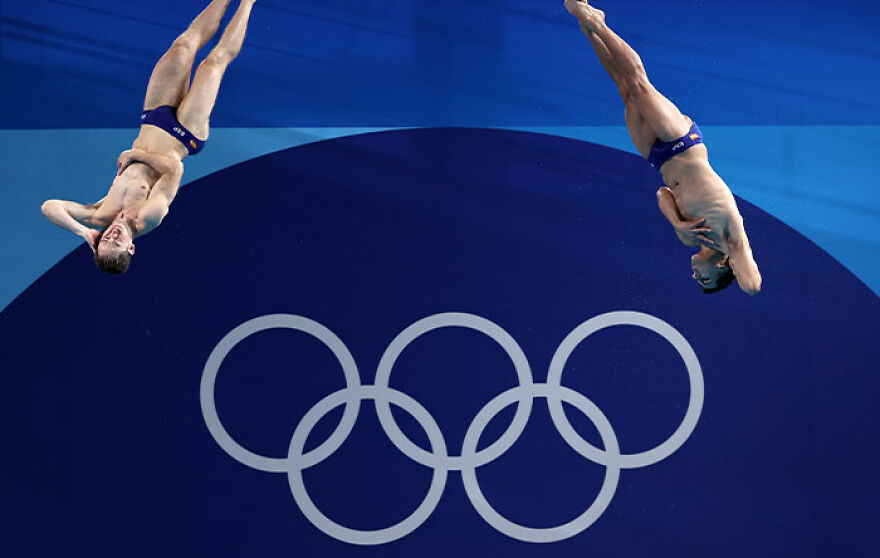 Spain’s Adrian Abadia And Nicolas Garcia Decorate Olympic Rings With Their Bodies In Impressive Performance