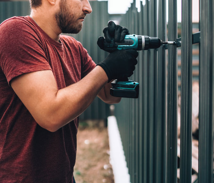 Karen Throws A Raging Fit Over Neighbor’s New Fence, Regrets It After Losing 800 Sq Ft Of Their Yard