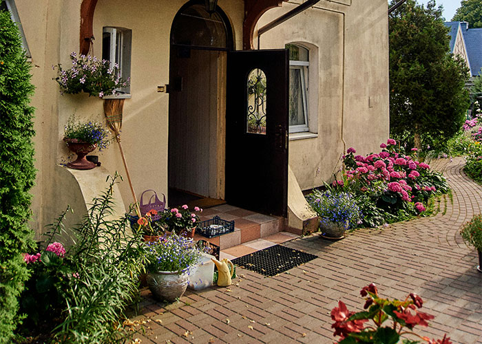 “We Called The Police”: Newcomer Discovers Her Bench And Plants Displayed In Neighbors’ Yard