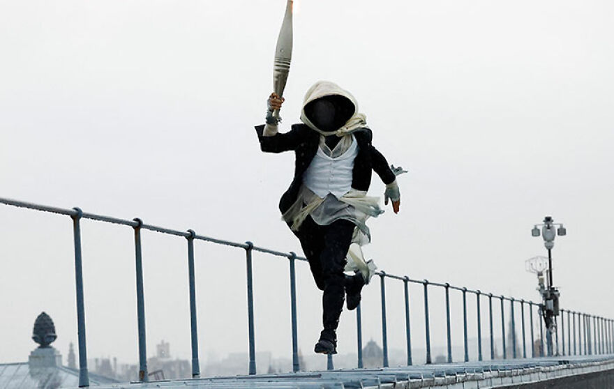 Mysterious Masked Torchbearer Stuns Paris With Daring Rooftop Relay Run