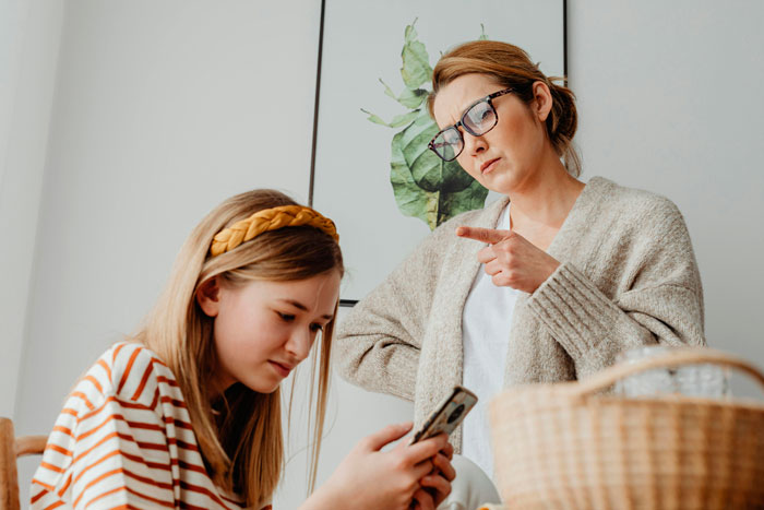 Drama Unfolds As Daughter Refuses To Buzz Her Hair To Make Wig For Sis With Cancer, Mom Enraged