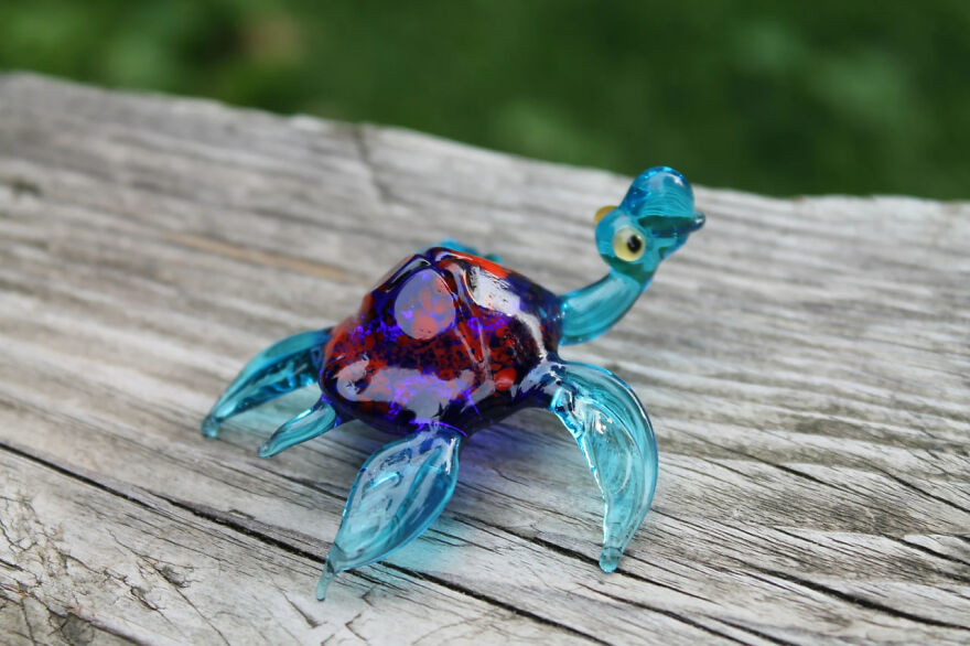 I Made Cute Glass Turtle Figurines In Different Colors (8 Pics)