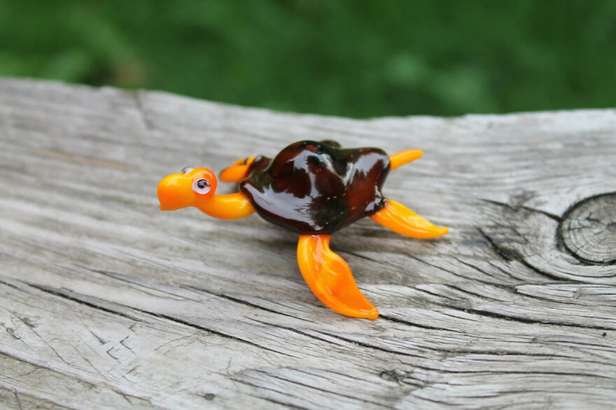 I Made Cute Glass Turtle Figurines In Different Colors (8 Pics)