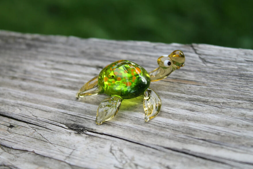 I Made Cute Glass Turtle Figurines In Different Colors (8 Pics)