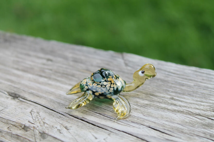 I Made Cute Glass Turtle Figurines In Different Colors (8 Pics)