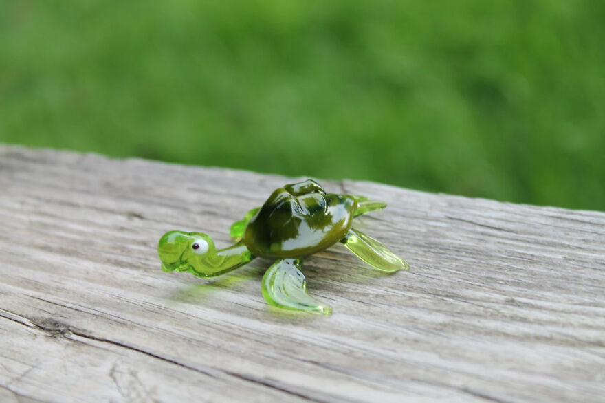 I Made Cute Glass Turtle Figurines In Different Colors (8 Pics)