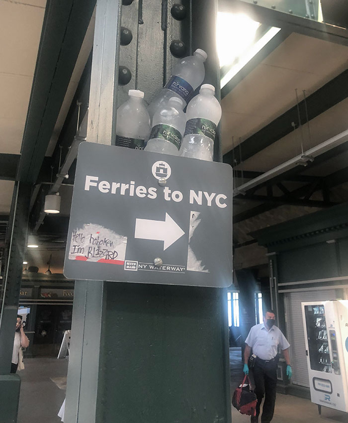 Hay 40 grados en Nueva Jersey ahora mismo, acabo de ver a alguien poniendo botellas de agua helada para la gente en mi estación de tren.