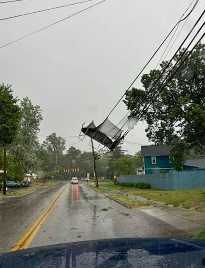 Una cama elástica voló hacia el tendido eléctrico durante una tormenta