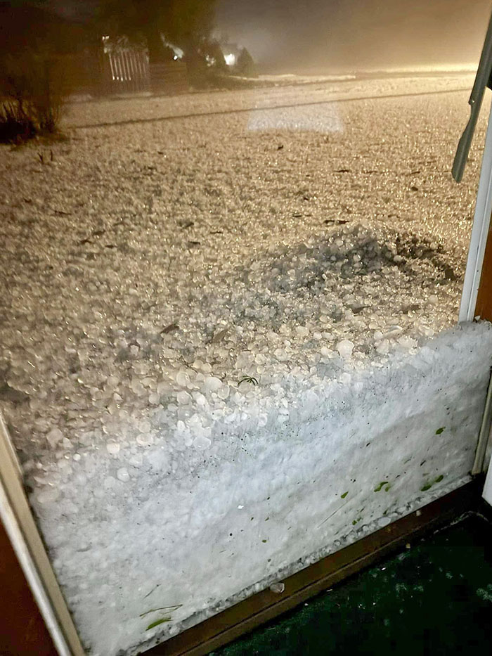 Esto no es nieve. Es una acumulación de granizo cerca de una puerta en el este de Colorado