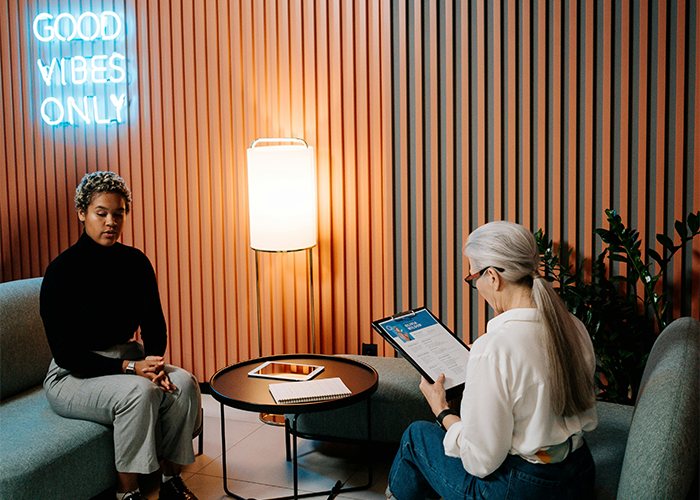 Interviewer Gives Job Candidate A Wobbly Chair To See What They Do, Internet Is Not Having It