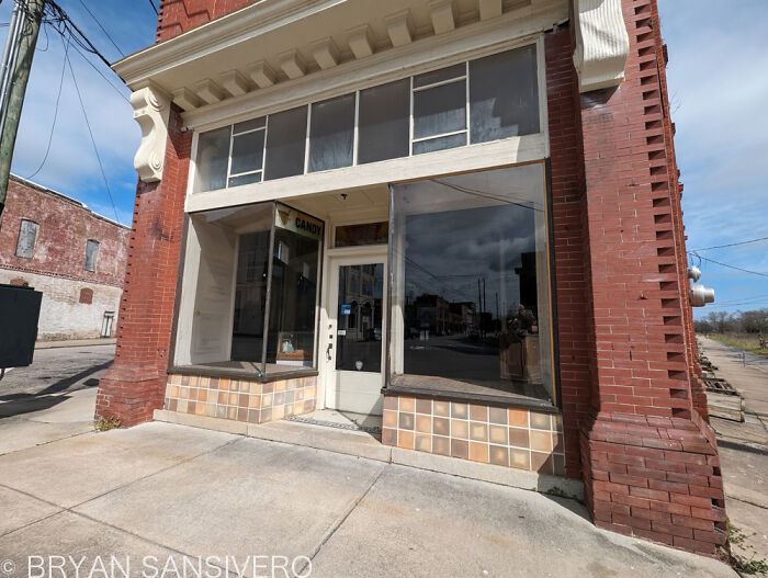 I Discovered A Pharmacy That Was Abandoned In The 1990s (15 Pics)