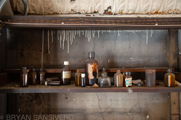 I Discovered A Pharmacy That Was Abandoned In The 1990s (15 Pics)