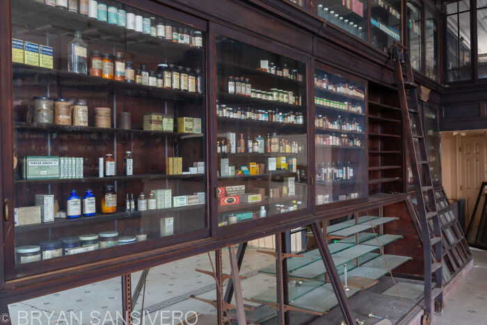 This Forgotten Pharmacy Is A Time Capsule From The Past (15 Pics)