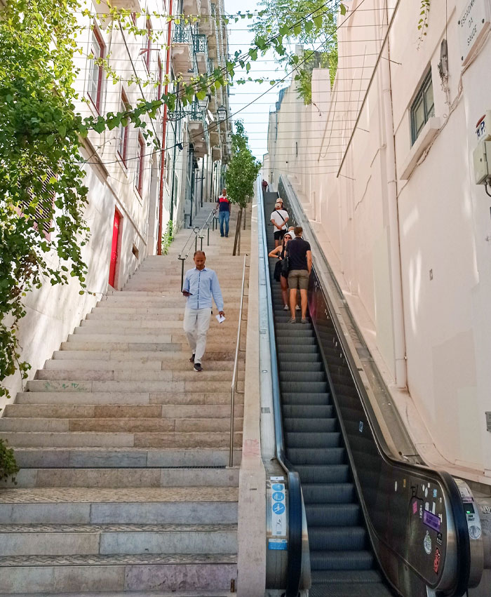 Lisboa consta de 7 colinas. Esta escalera mecánica al aire libre se instaló para facilitar los desplazamientos de residentes y turistas entre los distintos barrios.