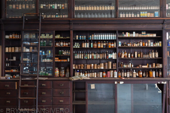 This Forgotten Pharmacy Is A Time Capsule From The Past (15 Pics)