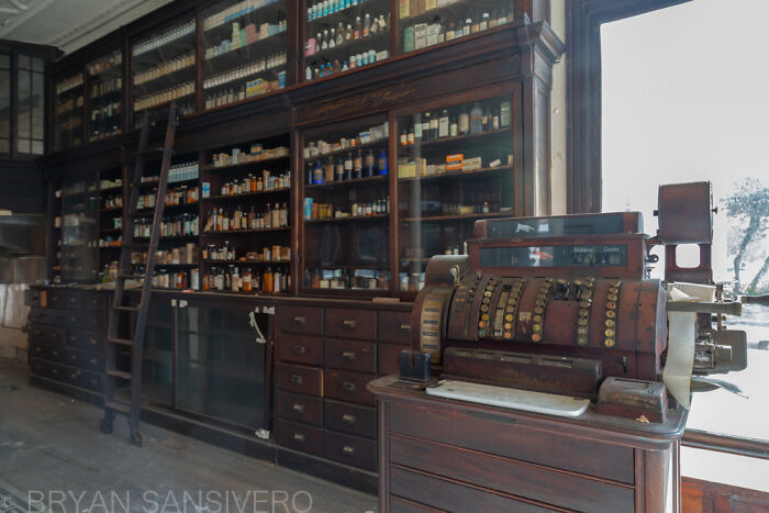 I Discovered A Pharmacy That Was Abandoned In The 1990s (15 Pics)