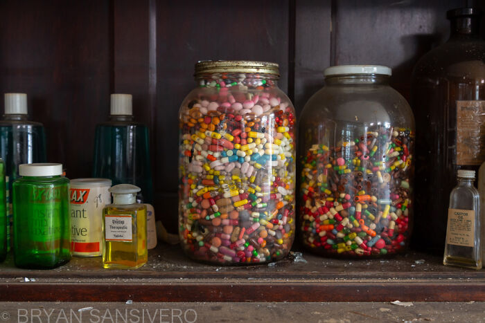 This Forgotten Pharmacy Is A Time Capsule From The Past (15 Pics)