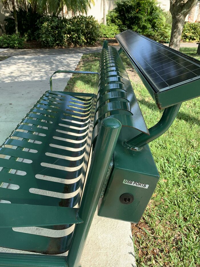 Banco solar en un parque con puertos de carga USB