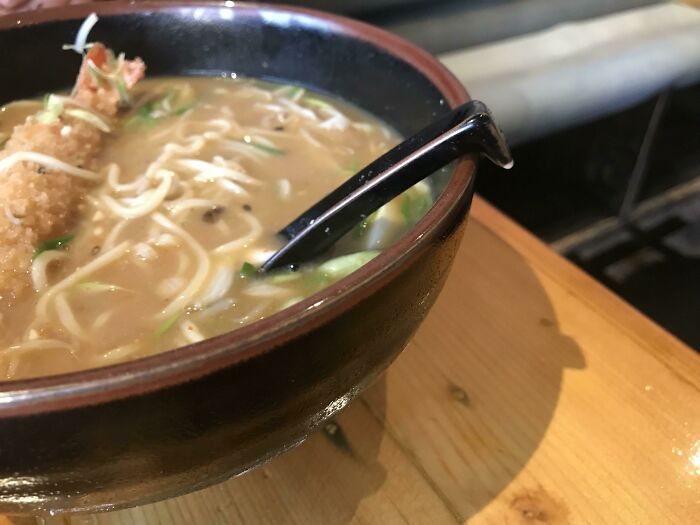 Las cucharas de este restaurante japonés tienen un pequeño reborde en el extremo para que no se caigan al cuenco