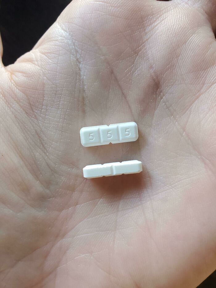 Esta pastilla se puede dividir en dosis de 5 mg o 7,5 mg según el lado en el que la partas.