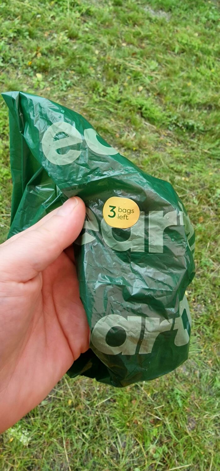 These Dog Poop Bags Lets You Know When There's Only Three Left On The Roll