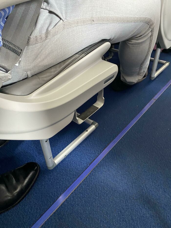 Este asiento de avión tiene un escalón para ayudar a las personas de baja estatura a alcanzar el compartimento superior