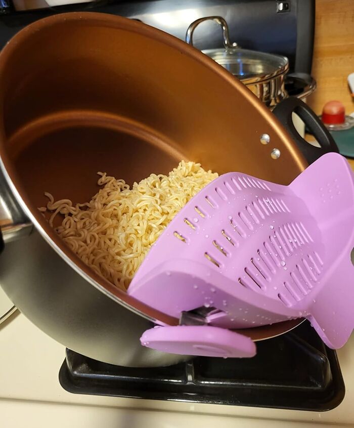 One-Pot Pasta Night Just Got A Whole Lot Easier With This Clip-On Strainer - No More Juggling Pots And Pans Like A Circus Performer