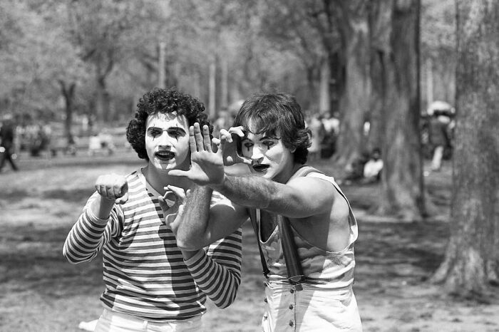 A Photographer Snapped Shots Of A Street Mime In Central Park Back In 1974... And 35 Years Later Realized It Was Robin Williams Before He Hit Fame