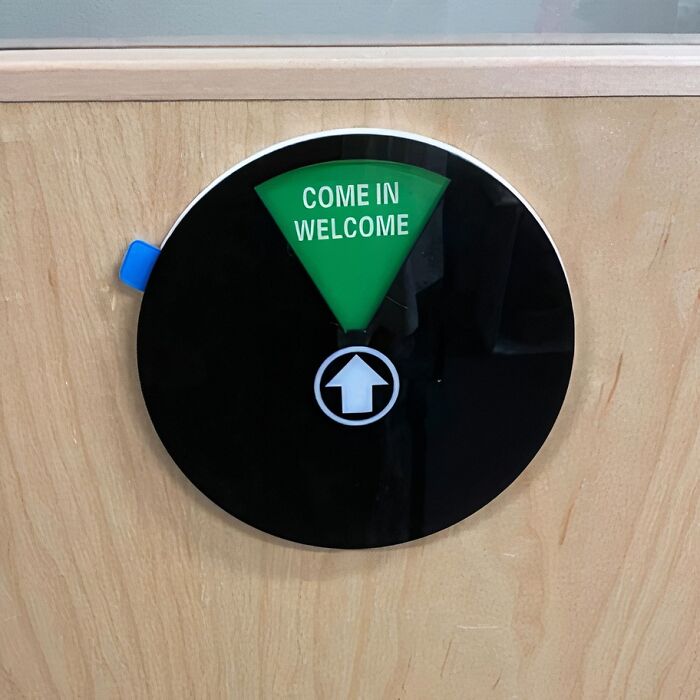 "Do Not Disturb" Mode Activated! This Switchable Office Door Sign Will Let Your Coworkers Know You're In The Zone