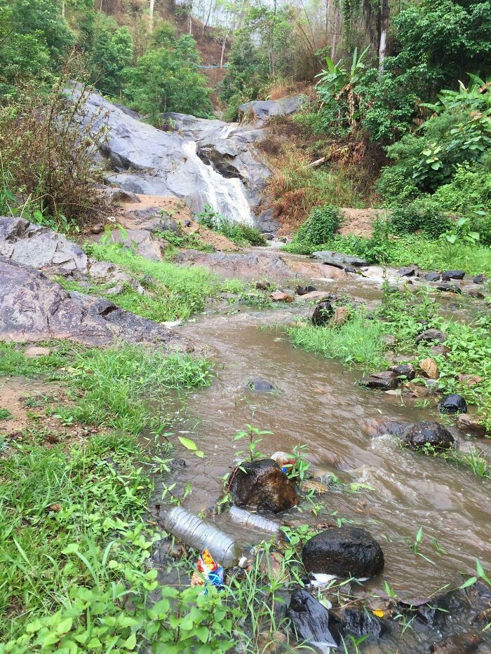 Why Do Tourists Do This? Mo Paeng Waterfalls In Pai, Thailand