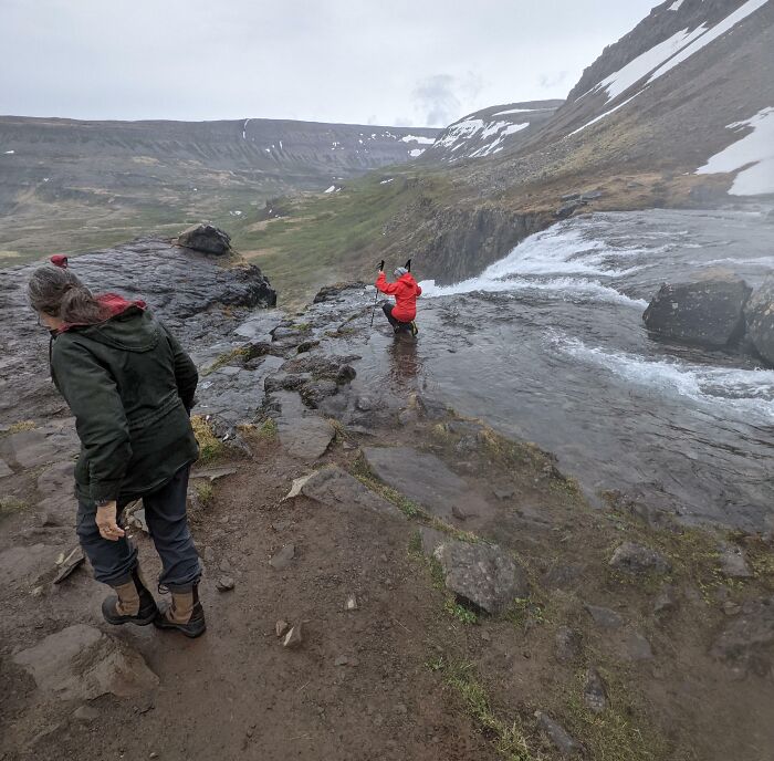 Turistas jugándosela en la cascada Dynjandi