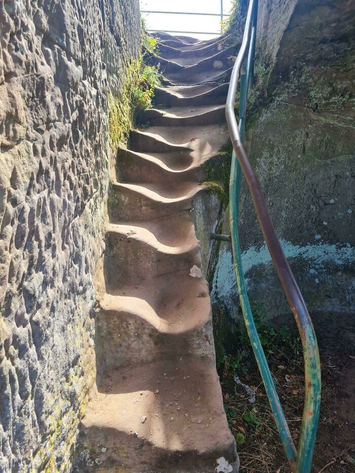 Escaleras muy desgastadas que llevan usándose cientos de años