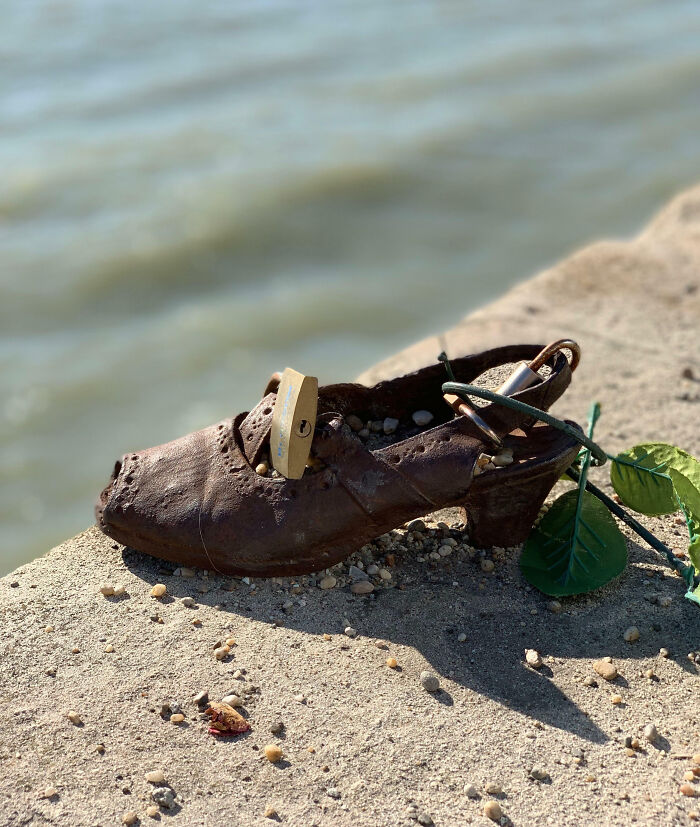 Los turistas han empezado a poner «candados de amor» en los zapatos a orillas del Danubio, un monumento en Budapest a los miles de personas que fueron ejecutadas a orillas del Danubio durante la Segunda Guerra Mundial.