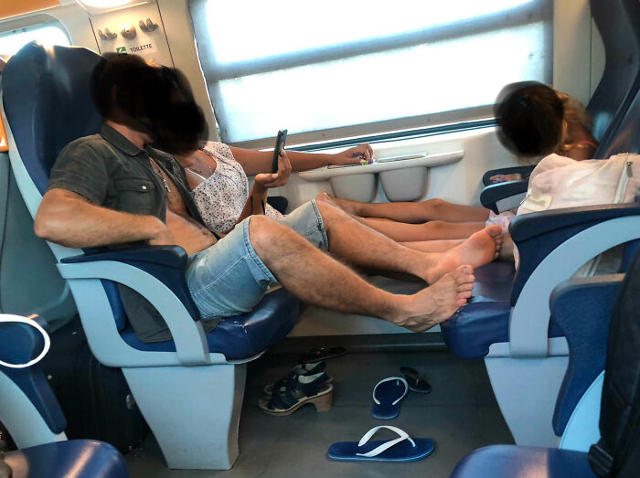 33°C hoy en Venecia. 3 pares de pies sudorosos en los asientos. La niña caminaba descalza incluso antes de subir al tren, sus pies estaban muy sucios.