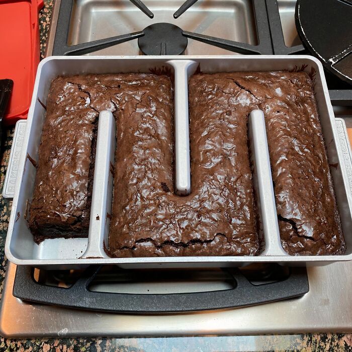 Corner Piece Fanatics, Rejoice! This Baker's Edge Brownie Pan Is The Answer To Your Chewy, Crispy Dreams