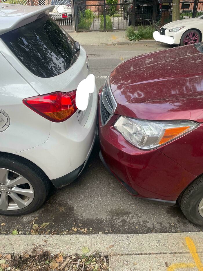 Mi vecino (rojo) ha aparcado detrás de mí (blanco). ¿Cómo le digo educadamente « ¿Puede no aparcar encima de mi coche? Literalmente viven justo al lado