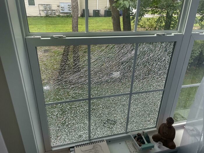 Los hijos de los vecinos rompieron la ventana de mi casa nueva