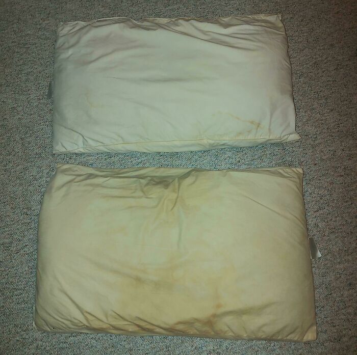 I Soaked The Top Pillow In Oxyclean For An Hour, Then Dried It. The Bottom Pillow Is Unwashed. They Used To Be The Same Colour 🤢