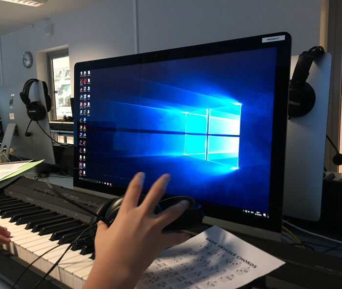 This School's Music Department Has 22 iMacs, Apple Mouses And Apple Keyboards, But Chooses To Run Windows On Them. Talk About Wasting Money