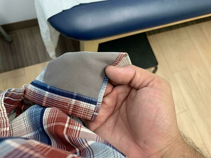 Mi camisa tiene una microfibra cosida por dentro para limpiar las gafas