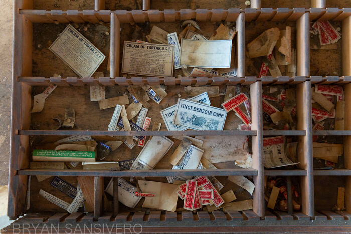 This Forgotten Pharmacy Is A Time Capsule From The Past (15 Pics)