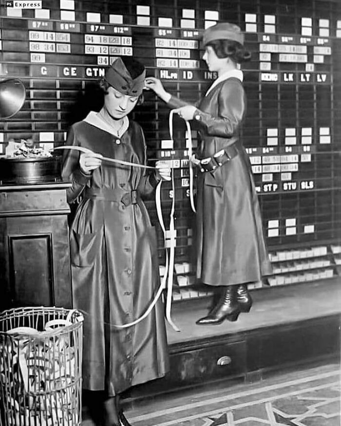 Experienced Ticker Tape Operators Diligently Working On The New York Stock Exchange In 1915, Ensuring Precise Monitoring Of Market Activity