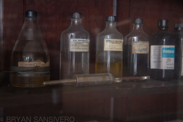 This Forgotten Pharmacy Is A Time Capsule From The Past (15 Pics)