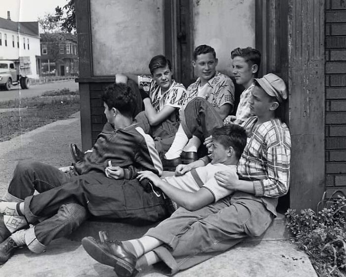 A Group Of Boys Assembled In Front Of A Chicago Building (1951)