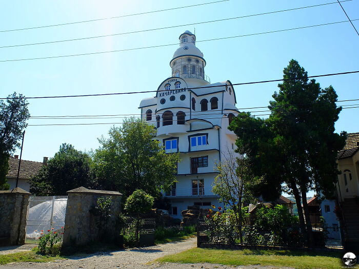 Strange Building, Serbia