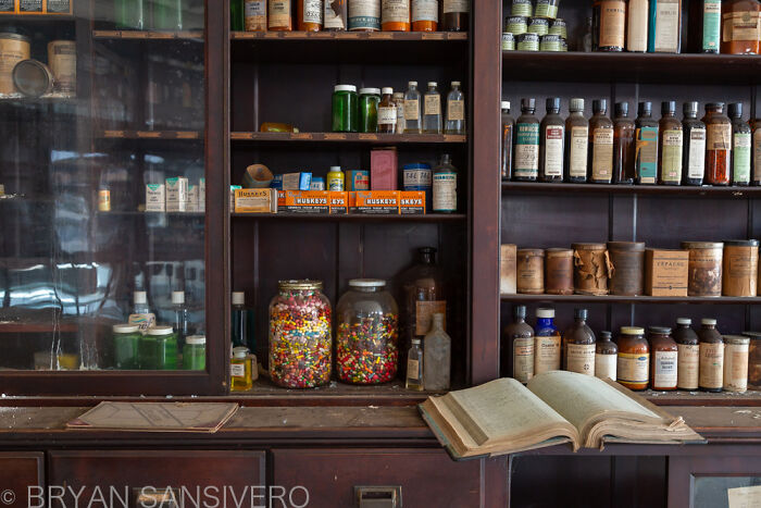 This Forgotten Pharmacy Is A Time Capsule From The Past (15 Pics)