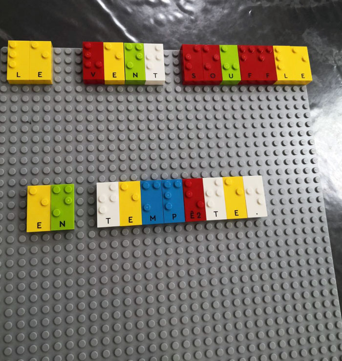 Mi novia es profesora de niños ciegos. Para ayudarles a entender y escribir palabras, tiene juguetes de LEGO en braille.