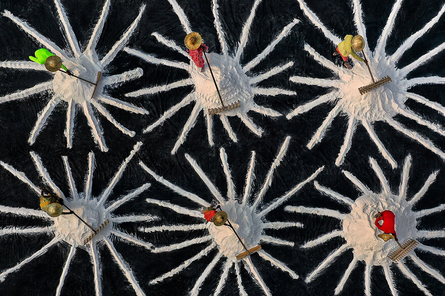 Salt Farm Workers Harvesting © Saurabh Sirohiya