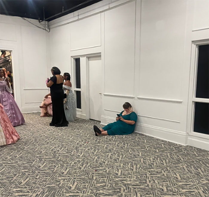 Bridgerton-Themed Ball Goes Viral After Going “Bust” With No Food, Cheap Decor, And Pole Dancer