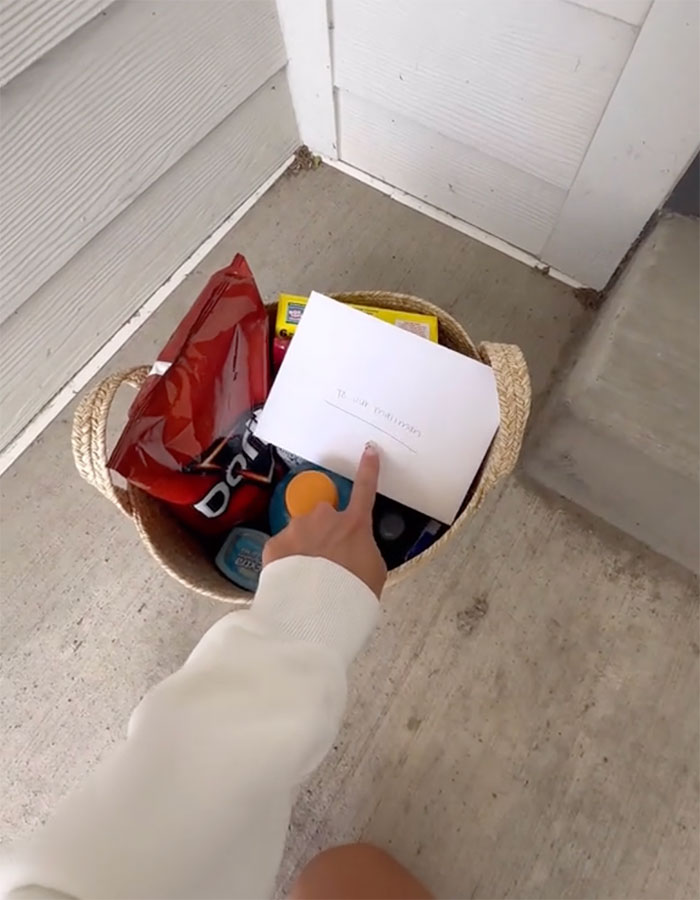 "You Made His Day": People Praise Woman Who Apologized To Mailman With A Surprise Basket